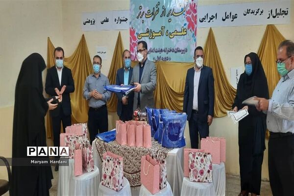 آیین تجلیل از برگزیدگان و عوامل اجرایی جشنواره علمی پژوهشی دبیرستان پاینده اهواز
