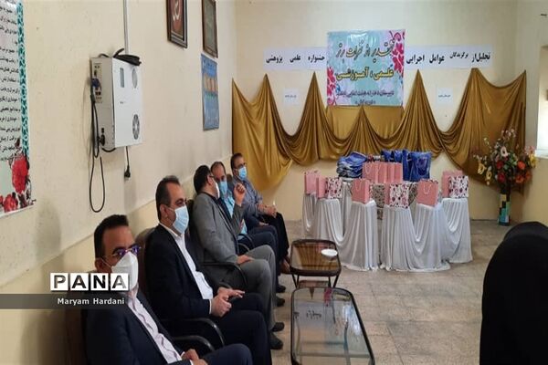 آیین تجلیل از برگزیدگان و عوامل اجرایی جشنواره علمی پژوهشی دبیرستان پاینده اهواز