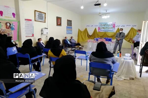 آیین تجلیل از برگزیدگان و عوامل اجرایی جشنواره علمی پژوهشی دبیرستان پاینده اهواز