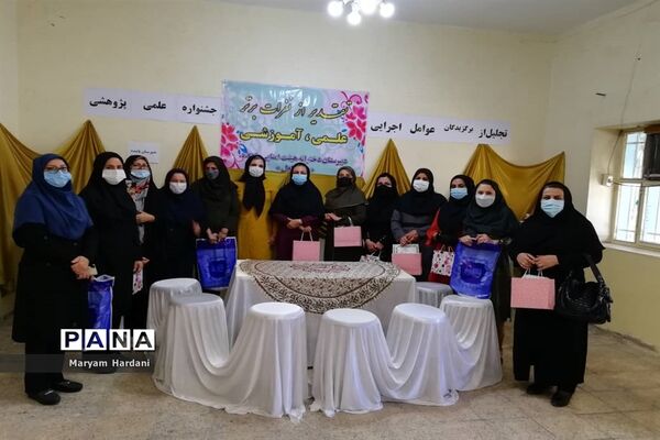 آیین تجلیل از برگزیدگان و عوامل اجرایی جشنواره علمی پژوهشی دبیرستان پاینده اهواز