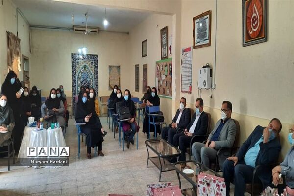 آیین تجلیل از برگزیدگان و عوامل اجرایی جشنواره علمی پژوهشی دبیرستان پاینده اهواز