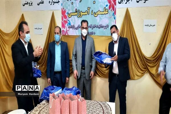 آیین تجلیل از برگزیدگان و عوامل اجرایی جشنواره علمی پژوهشی دبیرستان پاینده اهواز