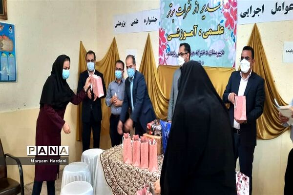 آیین تجلیل از برگزیدگان و عوامل اجرایی جشنواره علمی پژوهشی دبیرستان پاینده اهواز