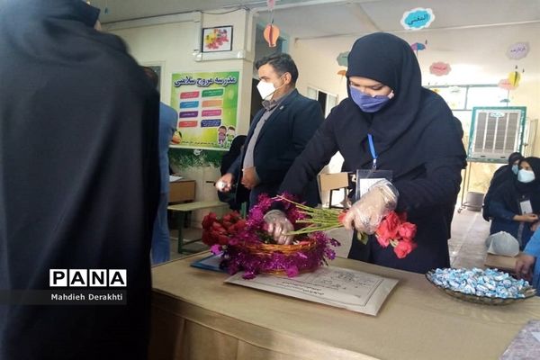 اهدای شاخه گل به دختران بهارستانی به مناسبت روز دختر