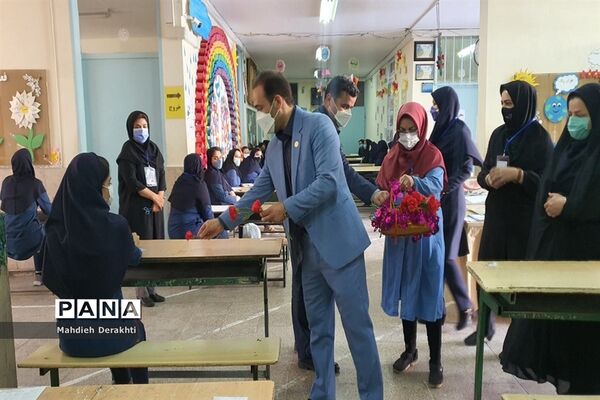 اهدای شاخه گل به دختران بهارستانی به مناسبت روز دختر