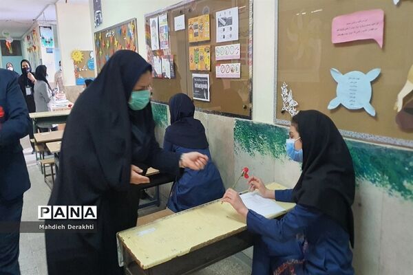 اهدای شاخه گل به دختران بهارستانی به مناسبت روز دختر