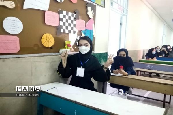 اهدای شاخه گل به دختران بهارستانی به مناسبت روز دختر