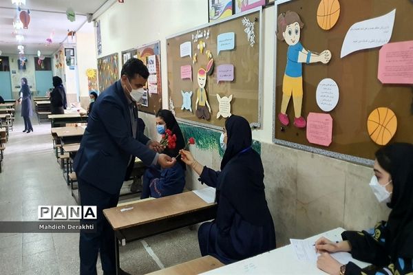 اهدای شاخه گل به دختران بهارستانی به مناسبت روز دختر