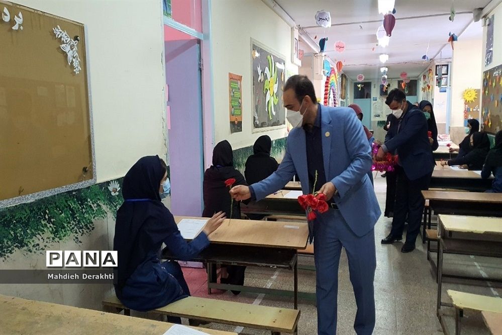 اهدای شاخه گل به دختران بهارستانی به مناسبت روز دختر