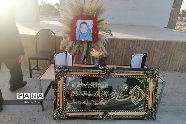 کاشت درخت به مناسبت روز دختر بیاد فاطمه خضری مقدم در روستای احمد آباد