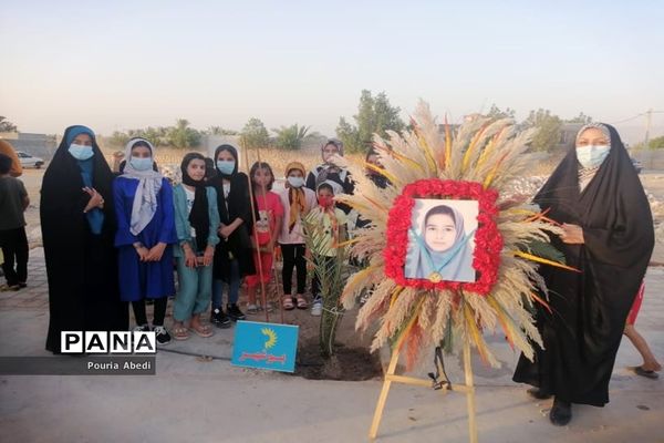 کاشت درخت به مناسبت روز دختر بیاد فاطمه خضری مقدم در روستای احمد آباد