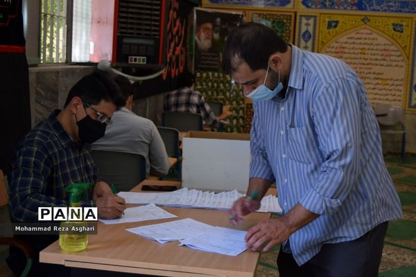 بازدید معاون مجلس دانش آموزی کشور از حوزه های امتحانی منطقه 14