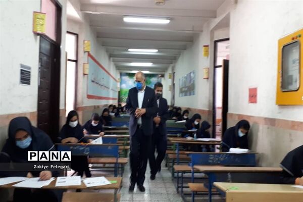 تقدیم گل به دختران آموزش و پرورش ناحیه دو بهارستان