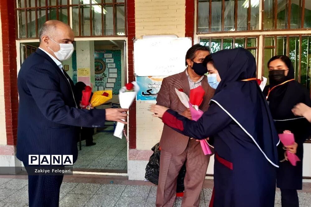 تقدیم گل به دختران آموزش و پرورش ناحیه دو بهارستان