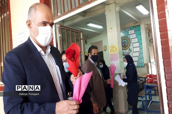 تقدیم گل به دختران آموزش و پرورش ناحیه دو بهارستان