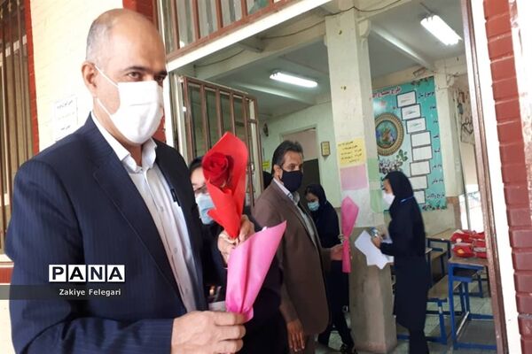 تقدیم گل به دختران آموزش و پرورش ناحیه دو بهارستان