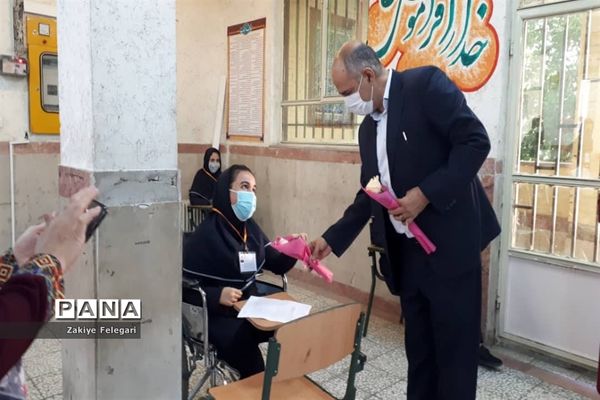 تقدیم گل به دختران آموزش و پرورش ناحیه دو بهارستان