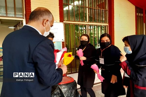 تقدیم گل به دختران آموزش و پرورش ناحیه دو بهارستان
