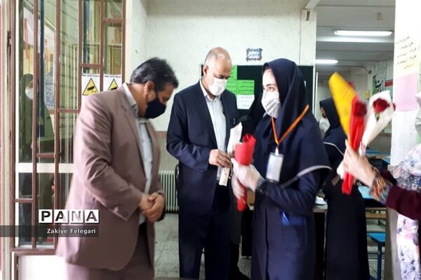 تقدیم گل به دختران آموزش و پرورش ناحیه دو بهارستان