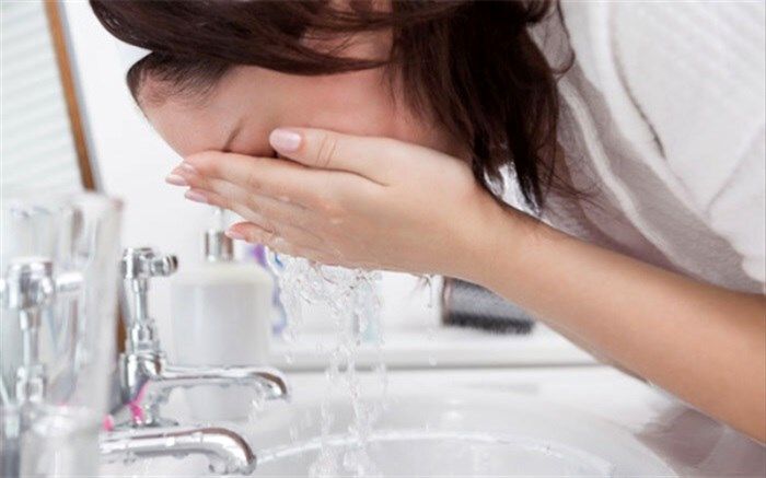 ۱۰ اشتباه رایج در شستن صورت