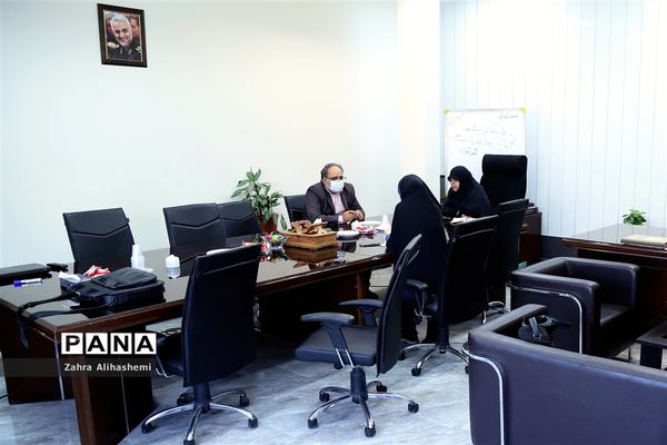 نشست نمایندگان مجلس دانش‌آموزی تهران با موضوع «رأی اولی‌ها و ضرورت حضور در انتخابات»