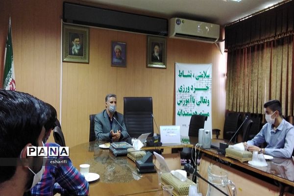 جلسه نمایندگان مجلس دانش آموزی ناحیه 2  استان اصفهان با مدیر آموزش و پرورش ناحیه ۲