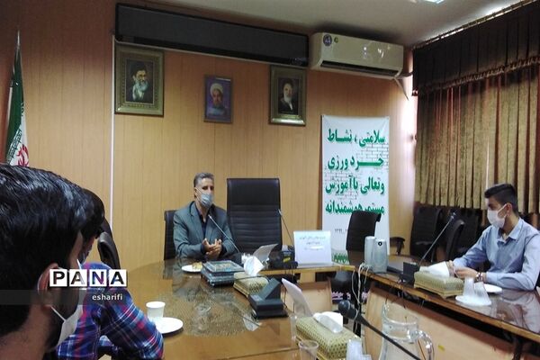 جلسه نمایندگان مجلس دانش آموزی ناحیه 2  استان اصفهان با مدیر آموزش و پرورش ناحیه ۲