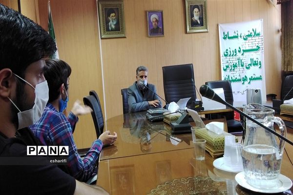 جلسه نمایندگان مجلس دانش آموزی ناحیه 2  استان اصفهان با مدیر آموزش و پرورش ناحیه ۲