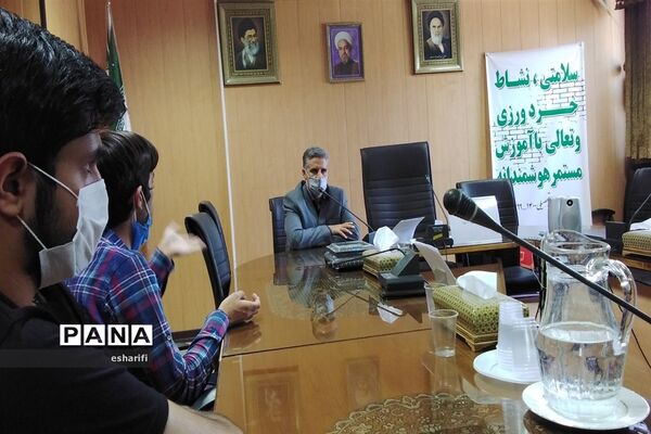 جلسه نمایندگان مجلس دانش آموزی ناحیه 2  استان اصفهان با مدیر آموزش و پرورش ناحیه ۲