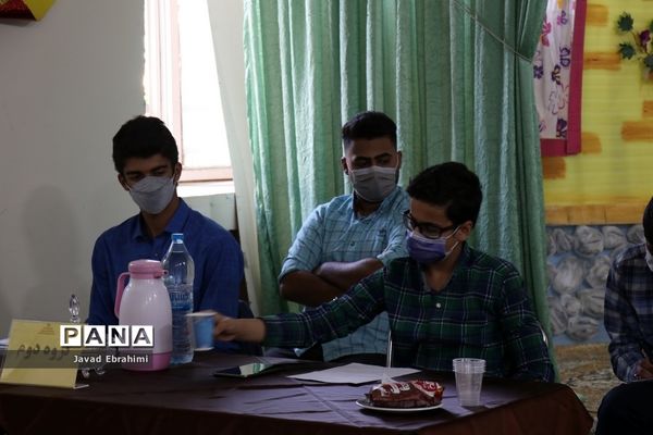 مناظره دانش‌آموزی رای اولی ها در مشهد