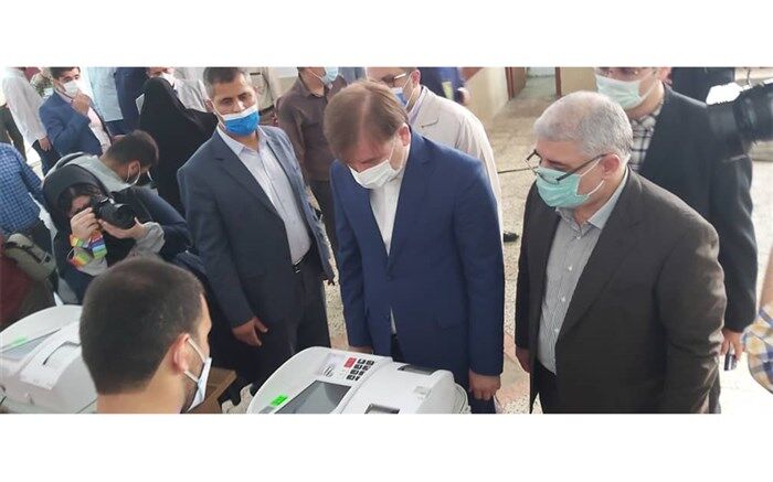 استاندار گیلان رای خود را به صندوق انداخت