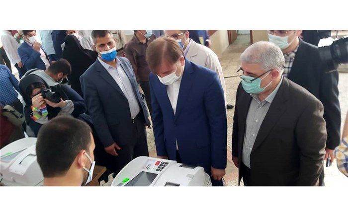 استاندار گیلان رای خود را به صندوق انداخت