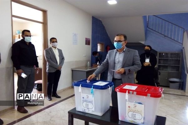 حضور عوامل اجرایی و فرماندار نائین در شعب اخذ رای