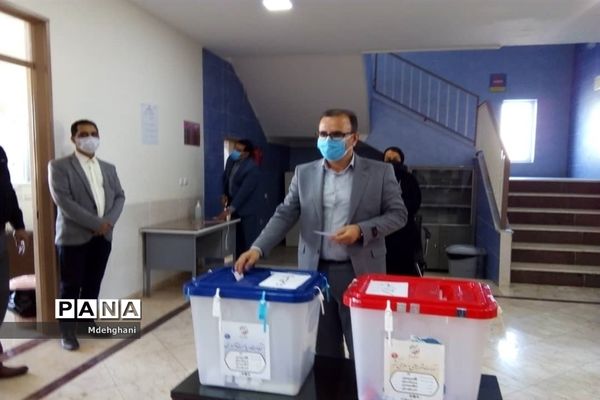 حضور عوامل اجرایی و فرماندار نائین در شعب اخذ رای