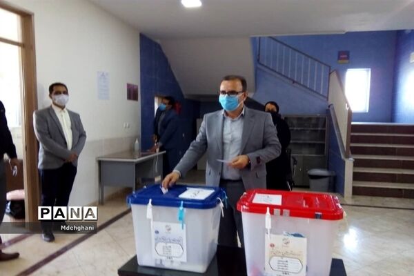 حضور عوامل اجرایی و فرماندار نائین در شعب اخذ رای