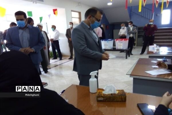 حضور عوامل اجرایی و فرماندار نائین در شعب اخذ رای