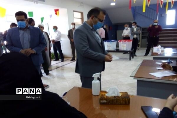 حضور عوامل اجرایی و فرماندار نائین در شعب اخذ رای