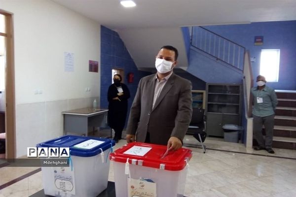 حضور عوامل اجرایی و فرماندار نائین در شعب اخذ رای