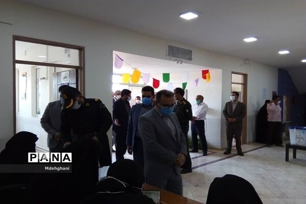 حضور عوامل اجرایی و فرماندار نائین در شعب اخذ رای