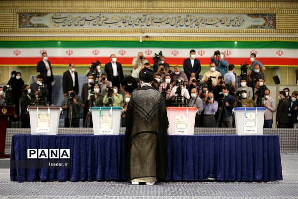 حضور رهبر معظم انقلاب  در سیزدهمین دوره انتخابات ریاست جمهوری