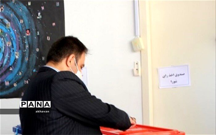 فرمانداربهاباد رای خود را به صندوق انداخت
