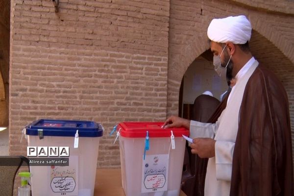 حضور حماسه ساز مردم اردستان در انتخابات۱۴۰۰