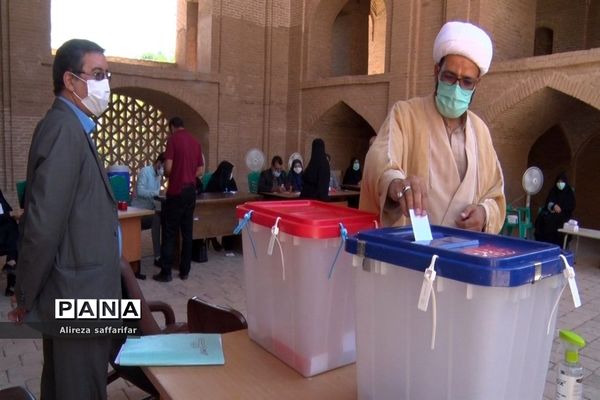 حضور حماسه ساز مردم اردستان در انتخابات۱۴۰۰