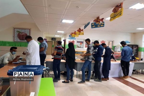 حضور حماسه ساز مردم شیعه و سنی زاهدان پای صندوق رای