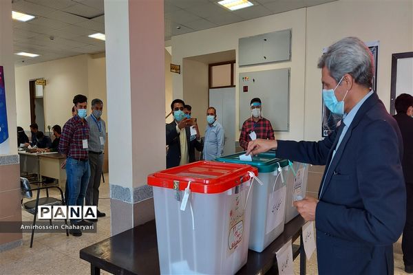 حضور مردم مرزنشین تایباد در پای صندوق های رای