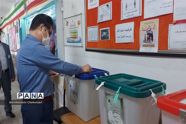 حضور مردم مرزنشین تایباد در پای صندوق های رای