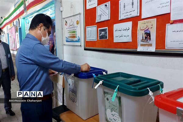 حضور مردم مرزنشین تایباد در پای صندوق های رای