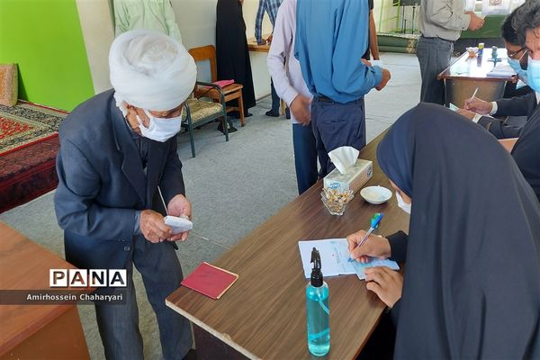 حضور مردم مرزنشین تایباد در پای صندوق های رای