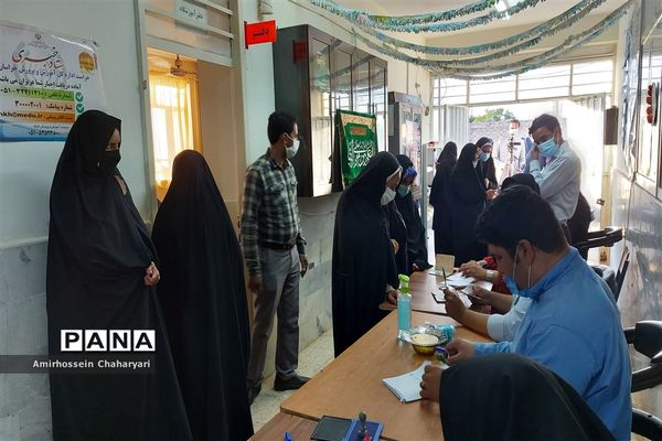 حضور مردم مرزنشین تایباد در پای صندوق های رای