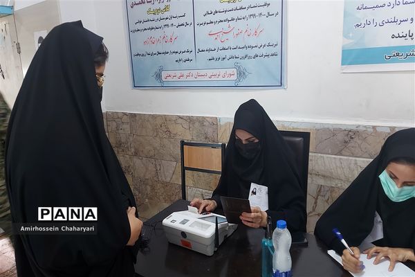 حضور مردم مرزنشین تایباد در پای صندوق های رای